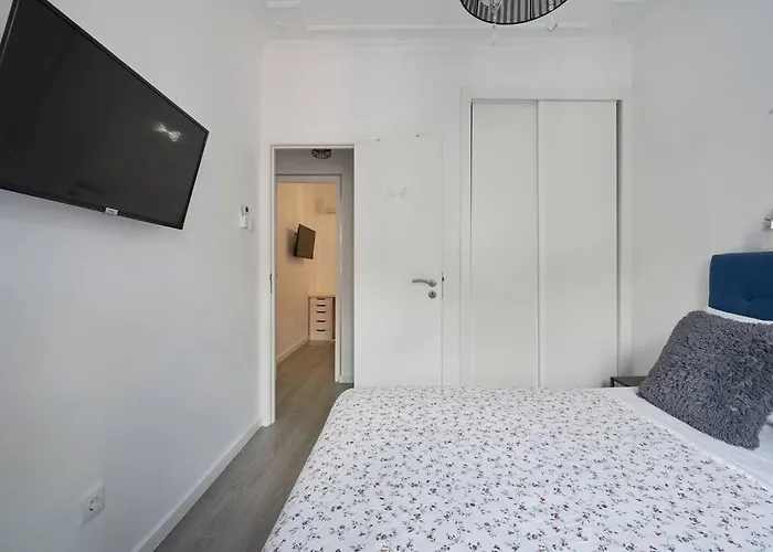 New 3 Bedroom Flat With River On Sight @Alameda