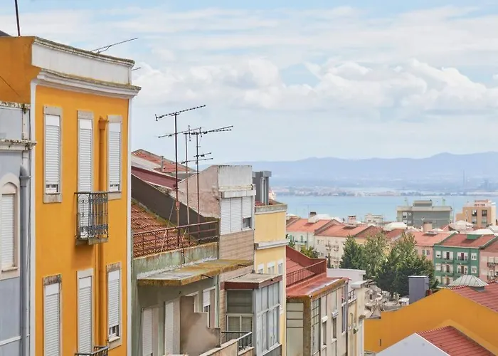 New 3 Bedroom Flat With River On Sight @Alameda